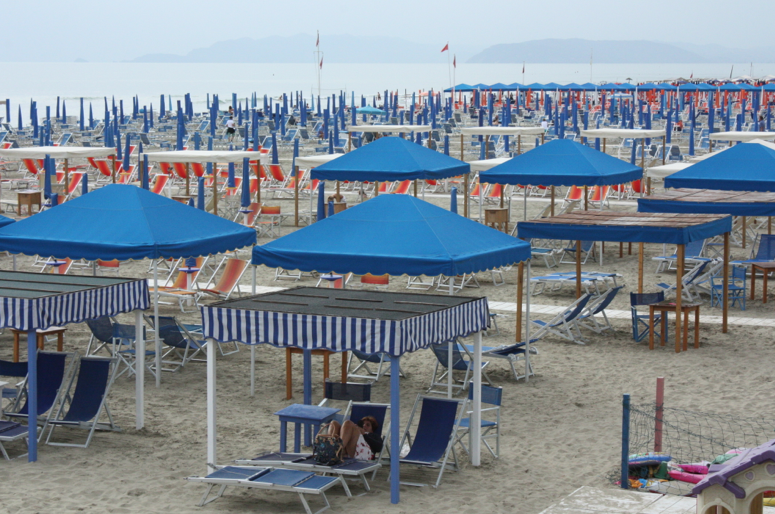 Minacce di morte e gomme dell’auto tagliate al proprietario dello stabilimento balneare