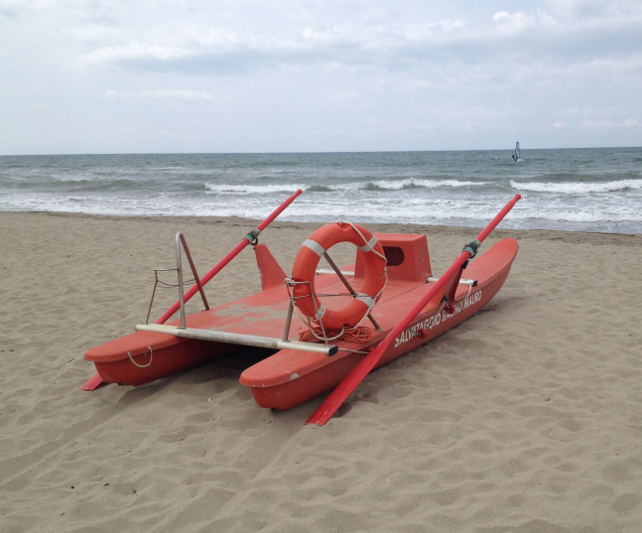 Accusa un malore in mare, i bagnini lo salvano