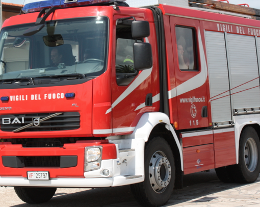 Incendio manda distrutto un capannone a Capannori. Pompieri inviati anche da Viareggio