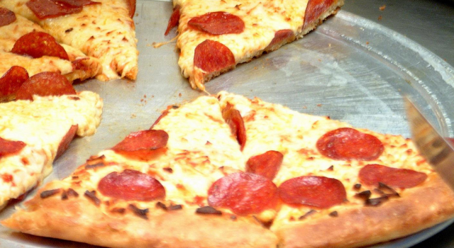 Il ristorante &#8220;Da Riccetto&#8221; dà un calcio alla crisi: pizza a 2 euro due sere a settimana
