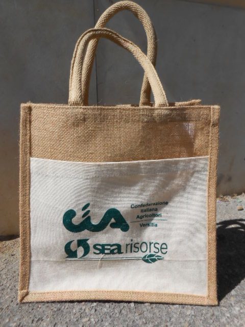 Distribuite borse di iuta al mercato a km zero in passeggiata a Lido di Camaiore