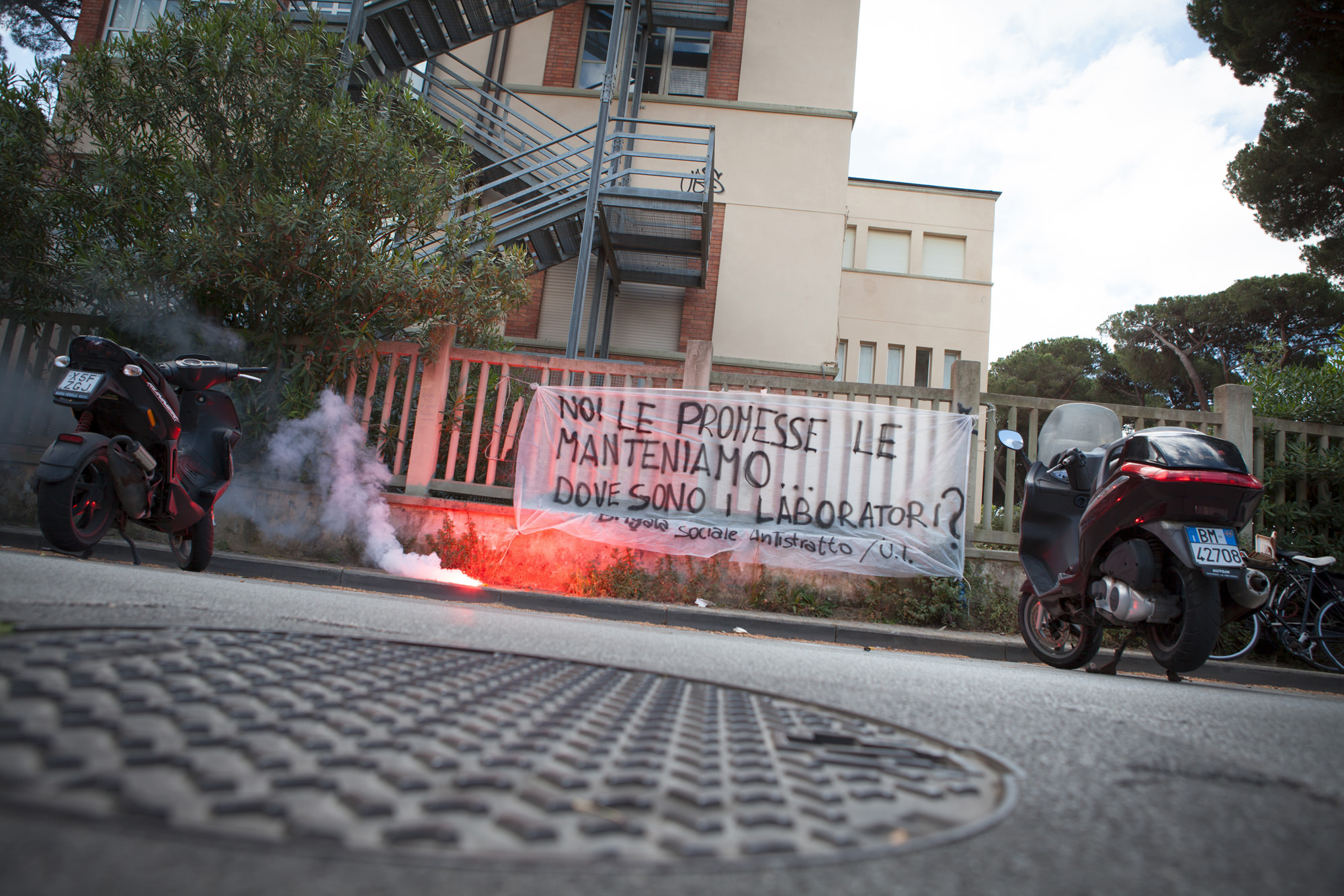 “Noi le promesse le manteniamo, dove sono i laboratori?”, striscione al Collegio Colombo