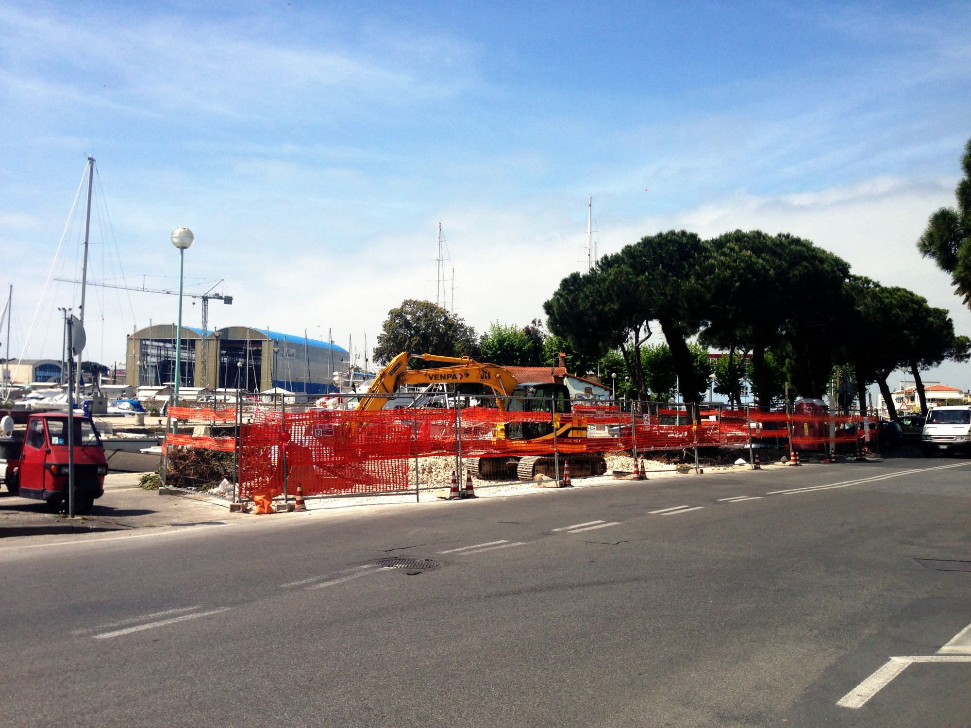 Viareggio, demolito il distributore lungo il canale