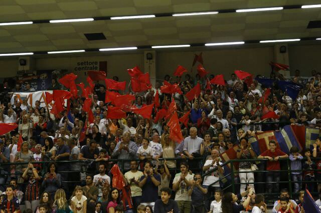 Il PalaForte si tinge di rossoblu e celebra i suoi campioni