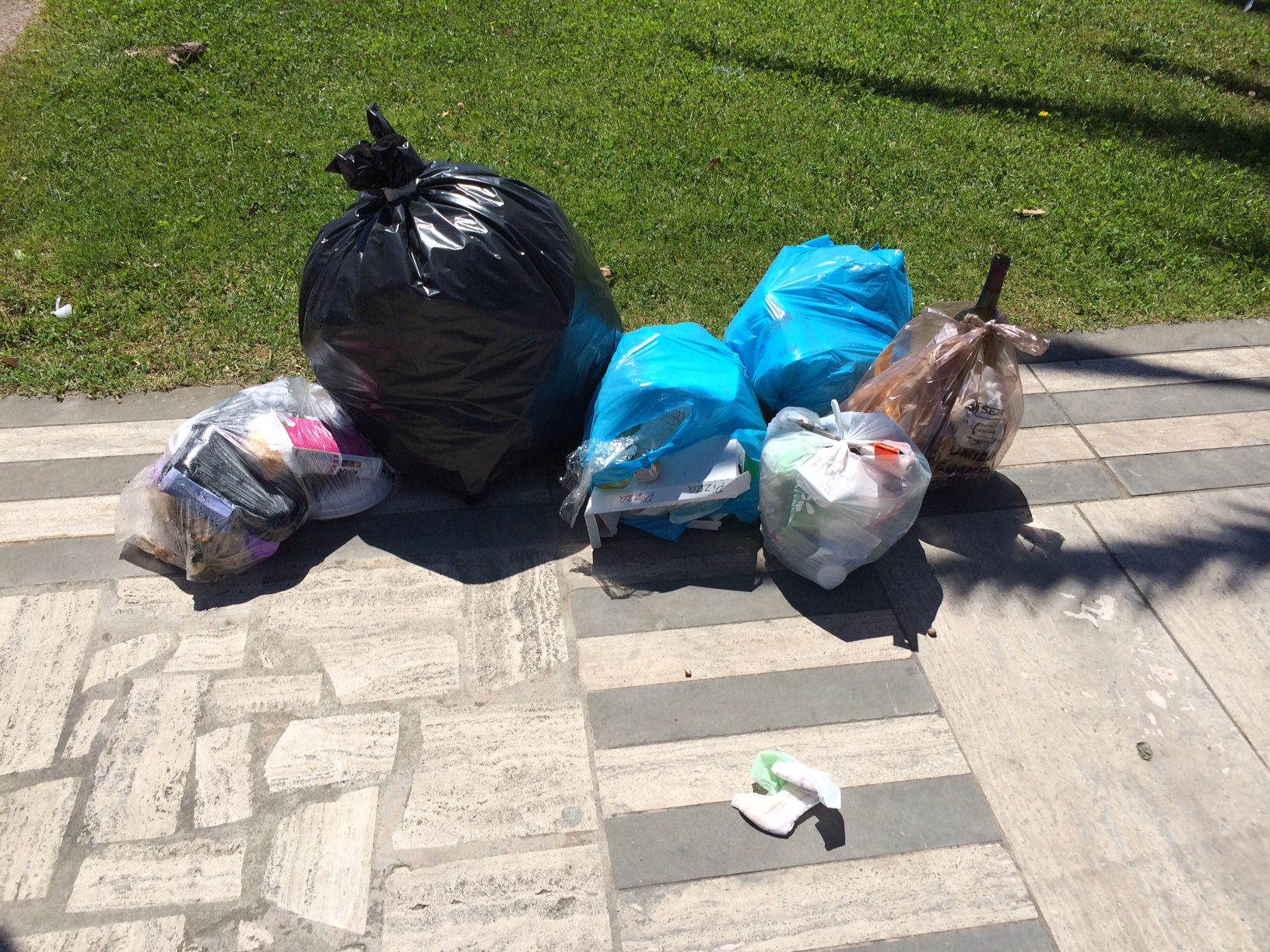 Lido invasa dai rifiuti: “Alcuni cittadini non rispettano gli orari di conferimento”