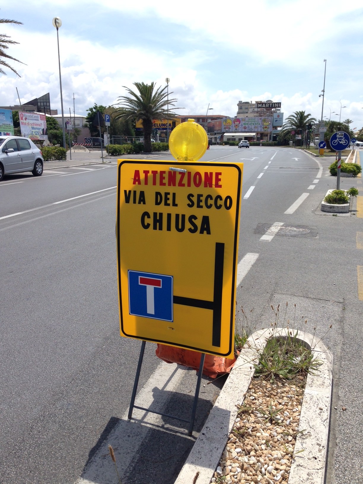 Lido, caos totale in via del Secco. Confcommercio: “Questa amministrazione non ascolta nessuno”