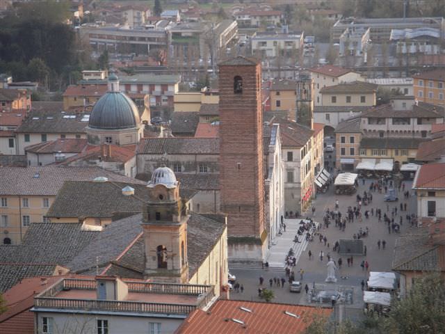 Lite in centro a Pietrasanta, automobilista colpisce al volto ausiliario del traffico