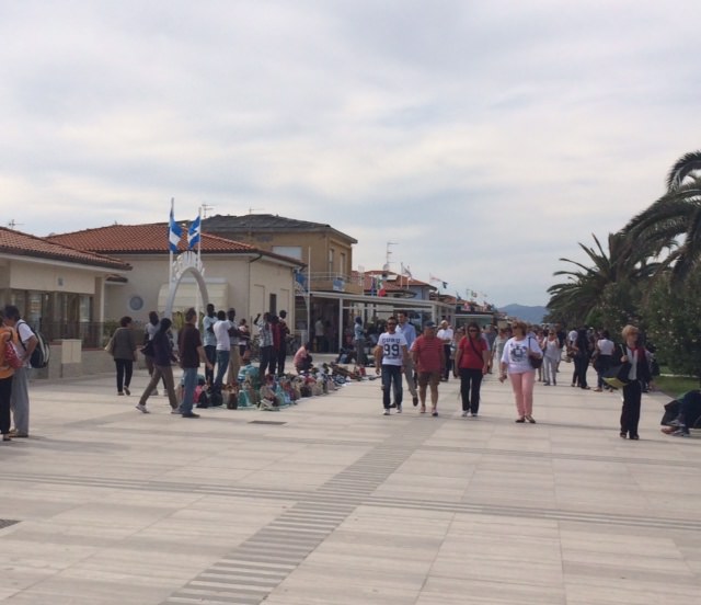 Pochi turisti e troppi venditori abusivi in passeggiata a Lido