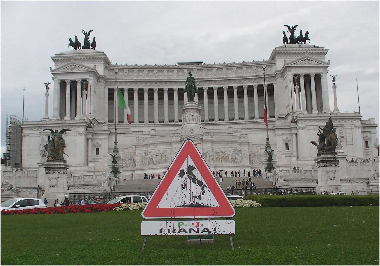 Pericolo di Frana. L’ultima provocazione dello scultore pietrasantino Stefano Pierotti