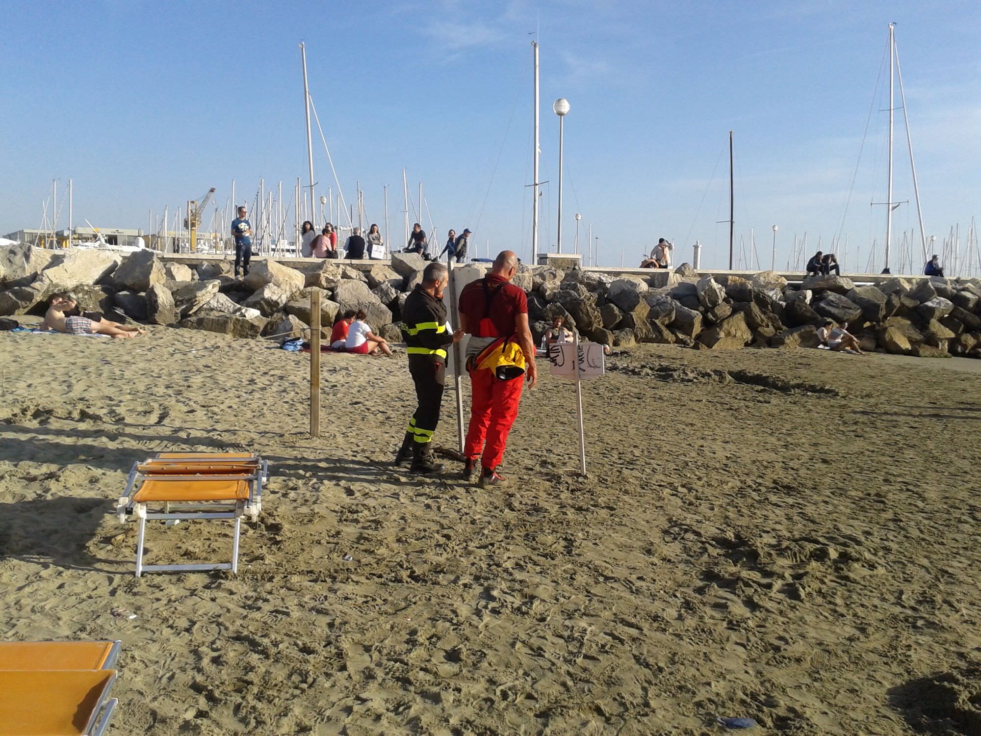 “Un ragazzo è caduto dagli scogli”. Scattano le ricerche in mare