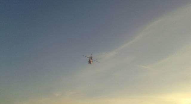 Parapendio precipita a Carrara: soccorsi in elicottero