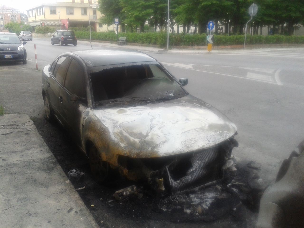 Strani incendi tra Viareggio e Camaiore: in fiamme cinque auto