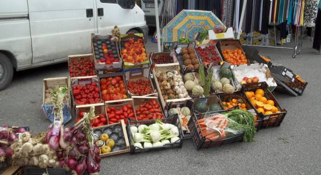 Vendeva frutta e verdura senza esporre i prezzi