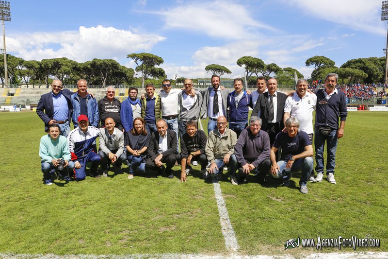 Dinelli e i suoi collaboratori salutano i tifosi del Viareggio al Balena