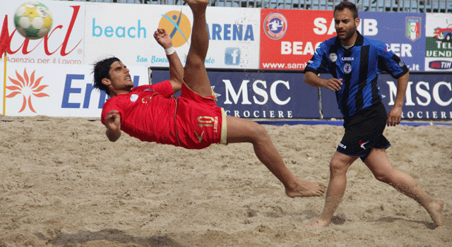 Beach soccer, Viareggio sul velluto contro il Pisa. Gori si esalta