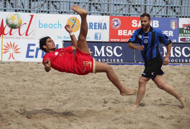 Beach soccer, Viareggio sul velluto contro il Pisa. Gori si esalta