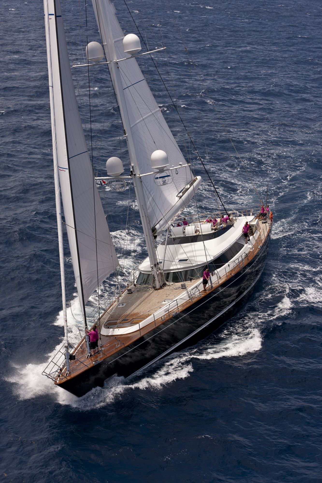 Perini Navi debutta a Cannes presentando uno sloop di 38 metri