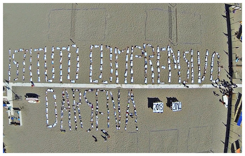 Una mega scritta umana in spiaggia per salutare la fine della scuola (le foto)