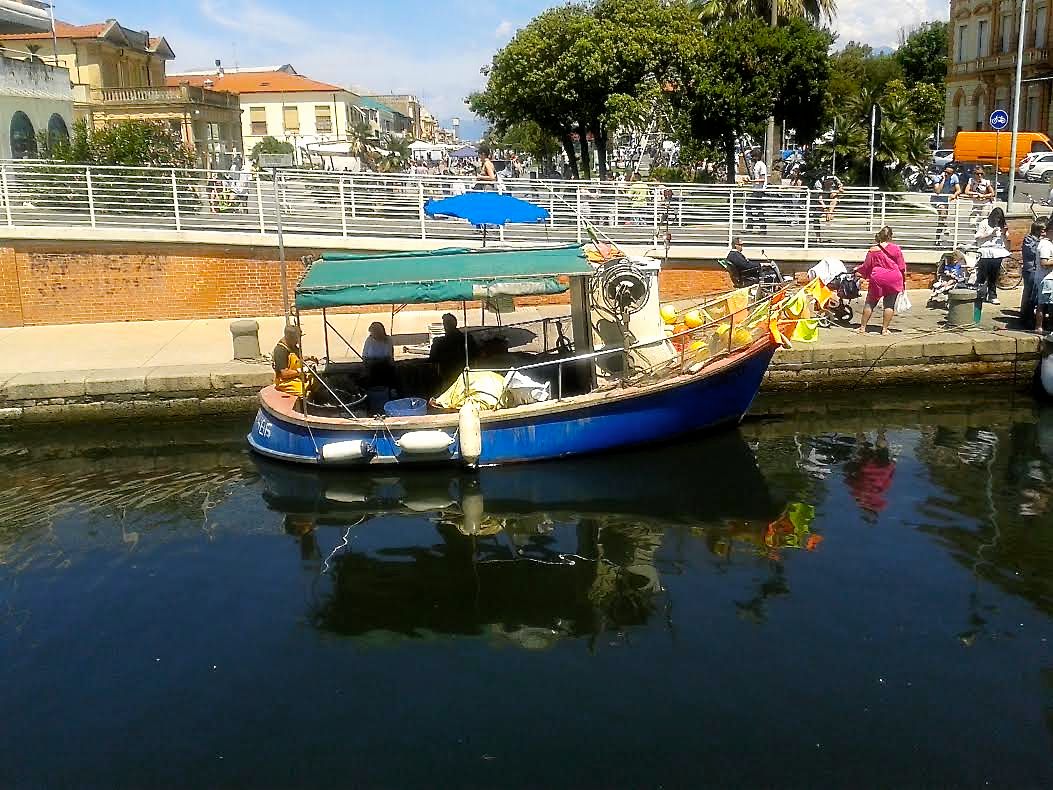 Pesce fresco sul molo grazie ai pescherecci piccoli