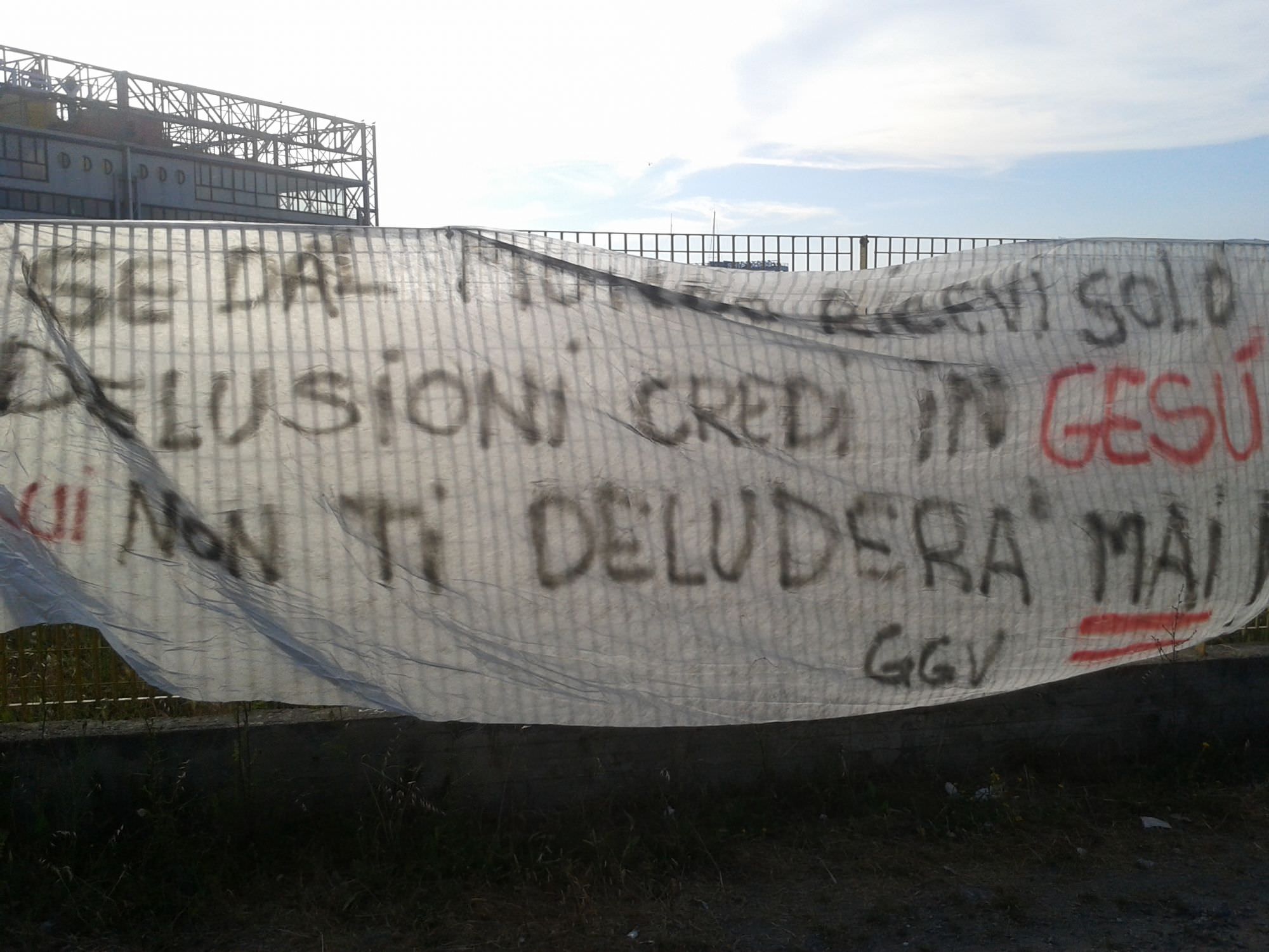 A Viareggio l’amore per Gesù si manifesta con gli striscioni