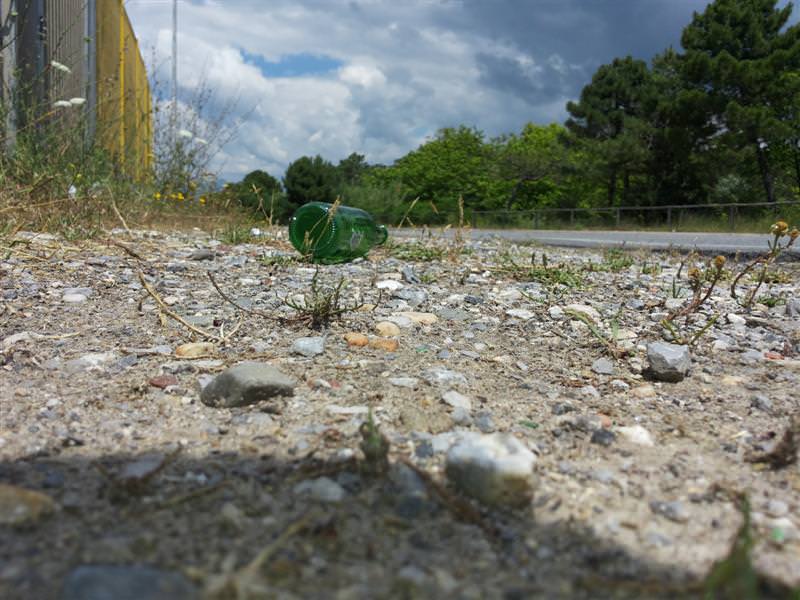 Bottiglie rotte e vegetazione fitta, il “biglietto da visita” della Marina di Levante