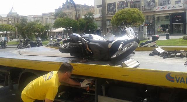 In scooter si scontra con un&#8217;auto sul viale a mare a Viareggio, ferito al volto 30enne