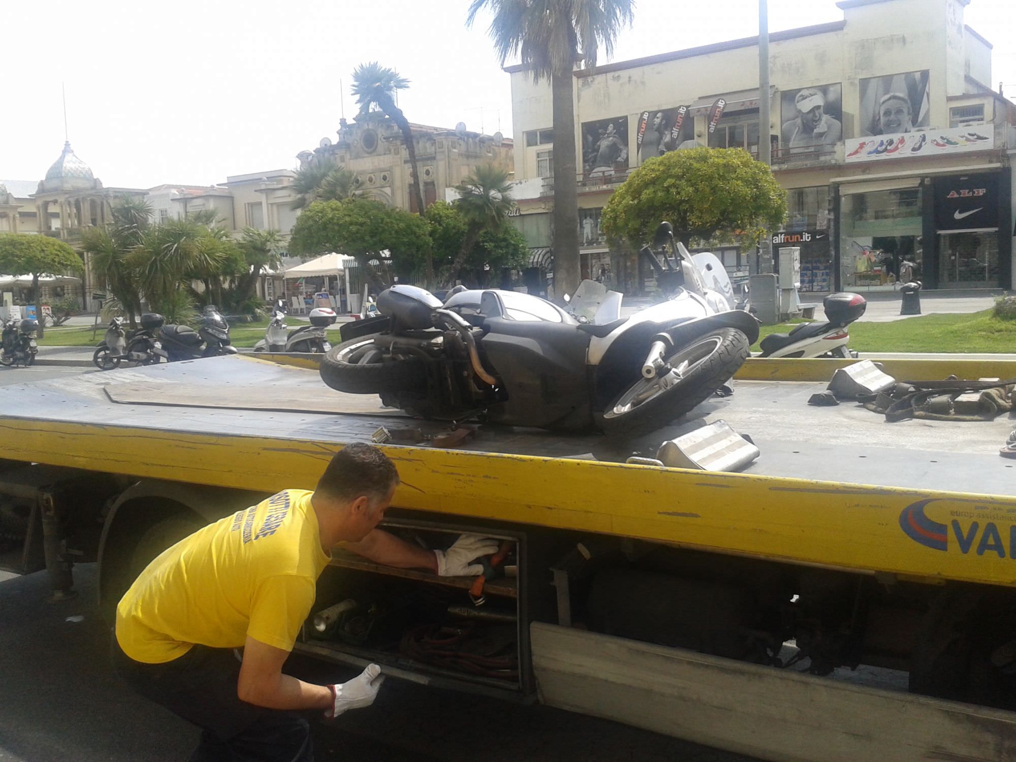 In scooter si scontra con un’auto sul viale a mare a Viareggio, ferito al volto 30enne