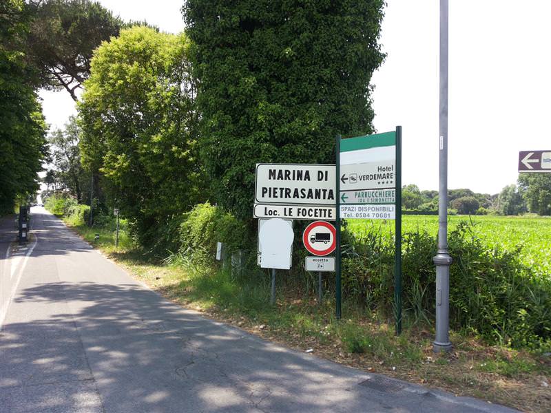 Benvenuti alle Focette, tra cartacce ed erba ingiallita lungo la Via Aurelia (foto)