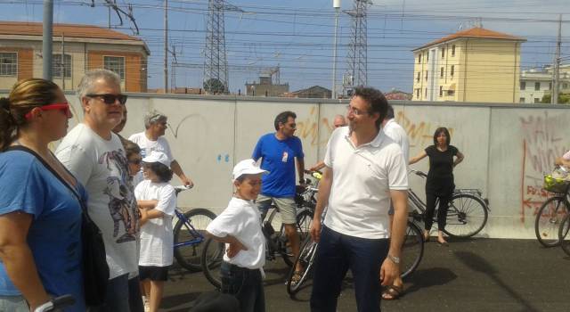 Inaugurata e poi abbandonata a se stessa: ecco la nuova pista ciclabile di Viareggio (il video)