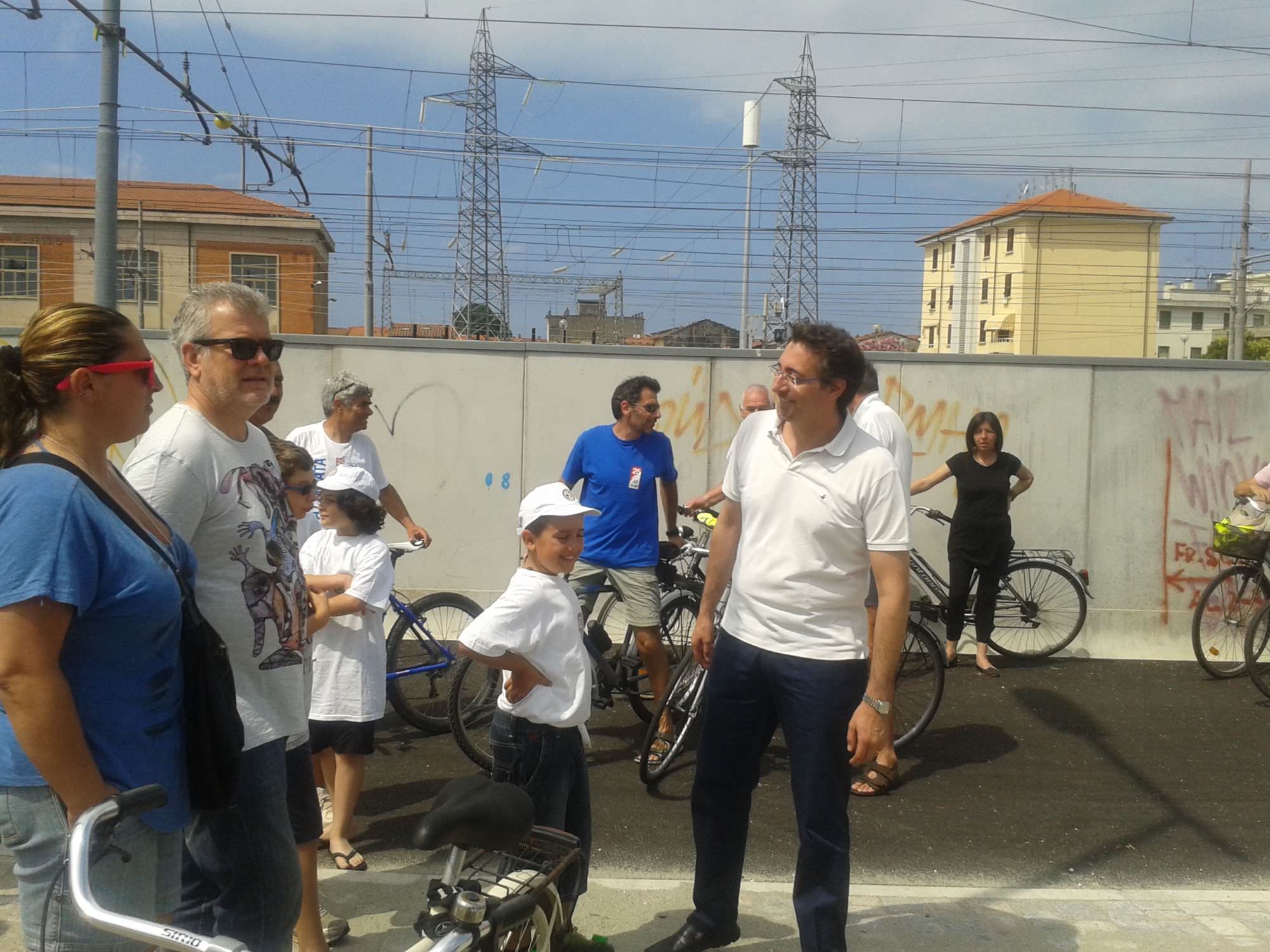 Inaugurata e poi abbandonata a se stessa: ecco la nuova pista ciclabile di Viareggio (il video)