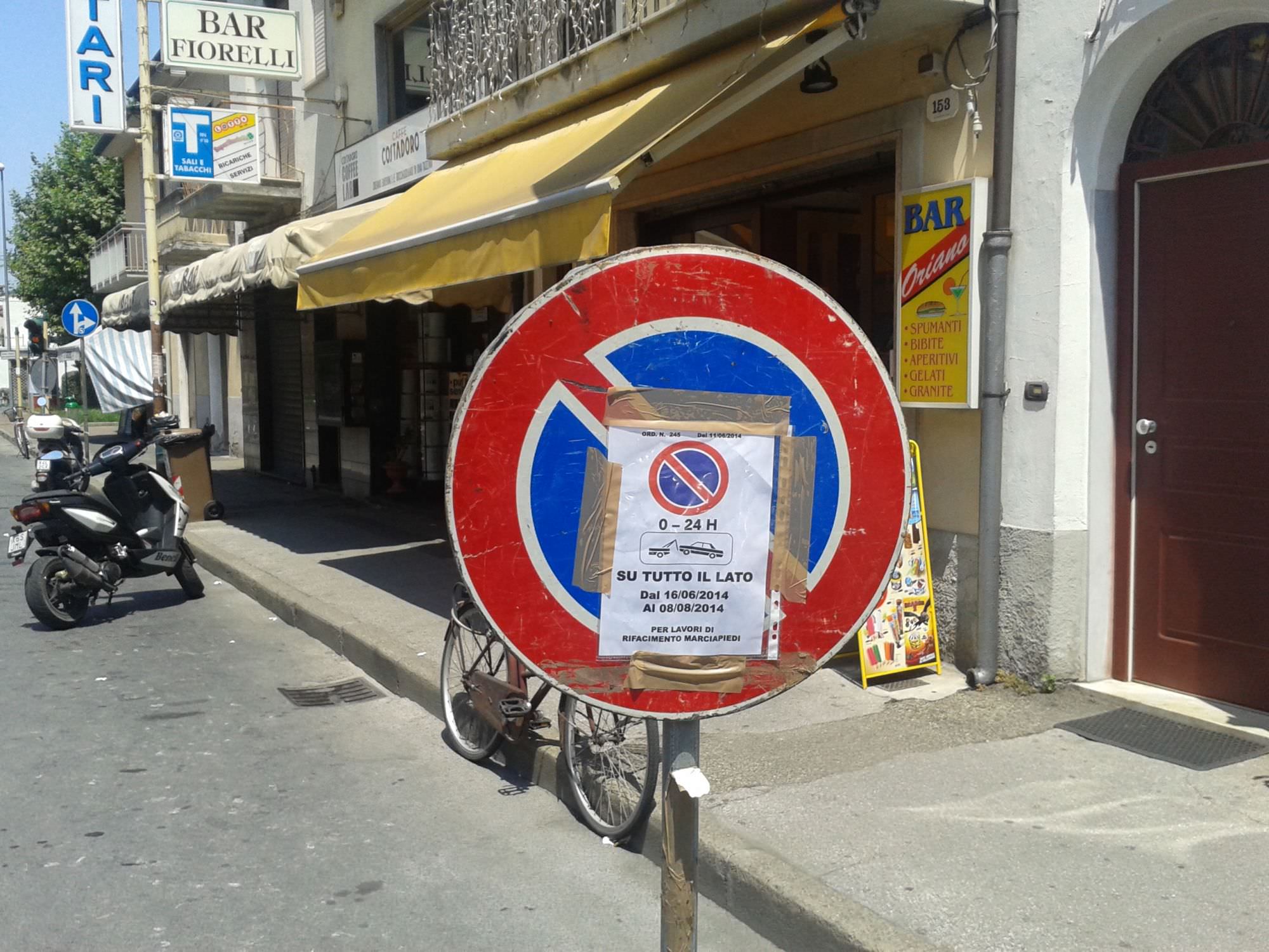 Divieto di sosta su ambo i lati in Via Aurelia Sud, la protesta dei commercianti