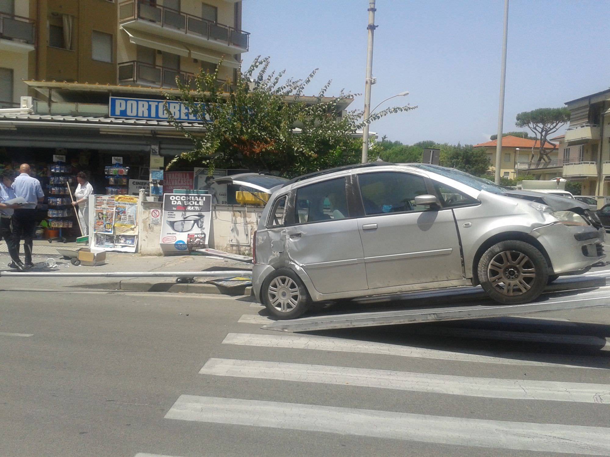 Spettacolare incidente tra via Zara e via Buonarroti. Auto si schianta contro un’edicola