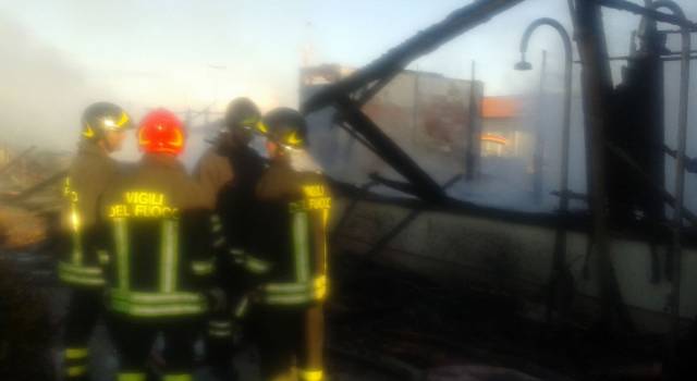 Incendio allo stabilimento balneare di Fiumetto (video)