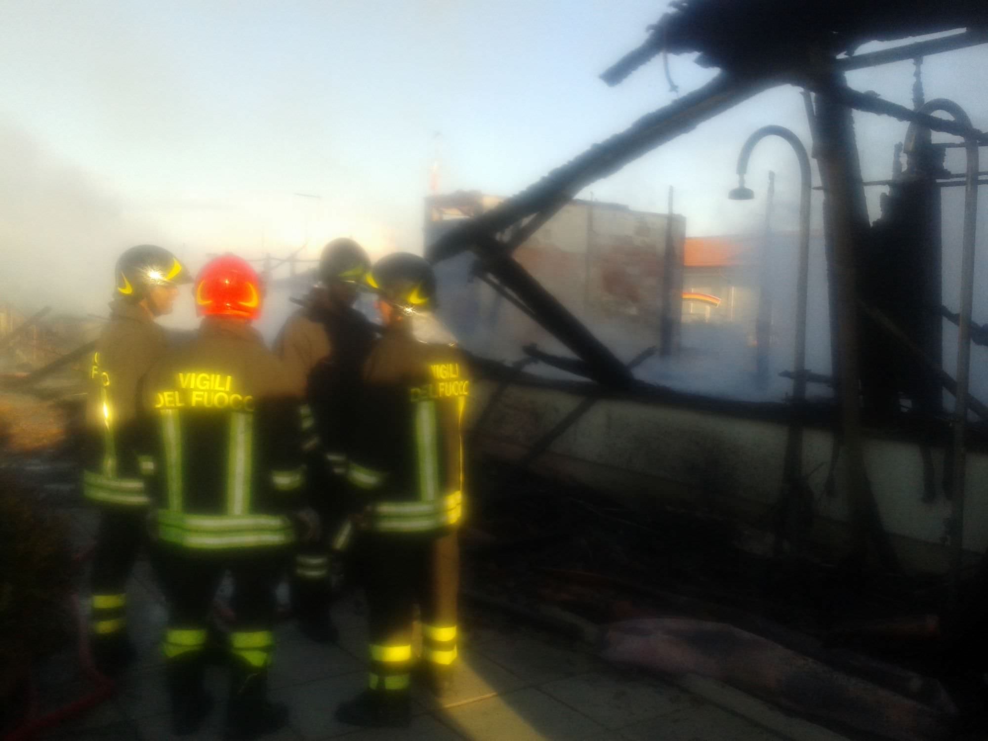 Incendio allo stabilimento balneare di Fiumetto (video)