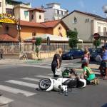 Incidente tra due scooter in pieno centro a Viareggio 1 (foto Mauro Pucci)