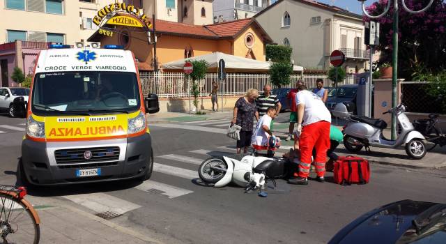 Incidente tra due scooter in pieno centro a Viareggio