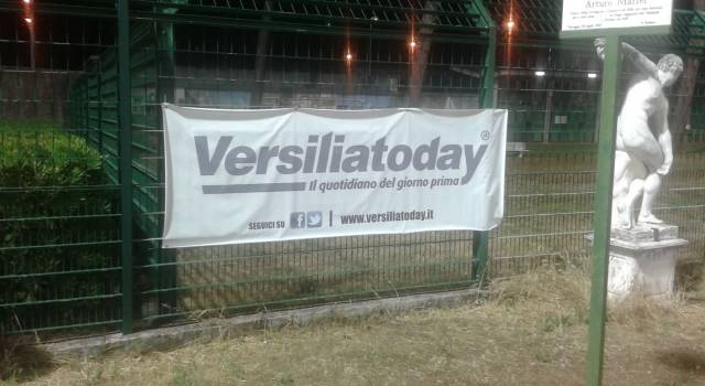 Lo striscione di VersiliaToday allo stadio &#8220;dei Pini&#8221; per la finale del Torneo dei Quartieri