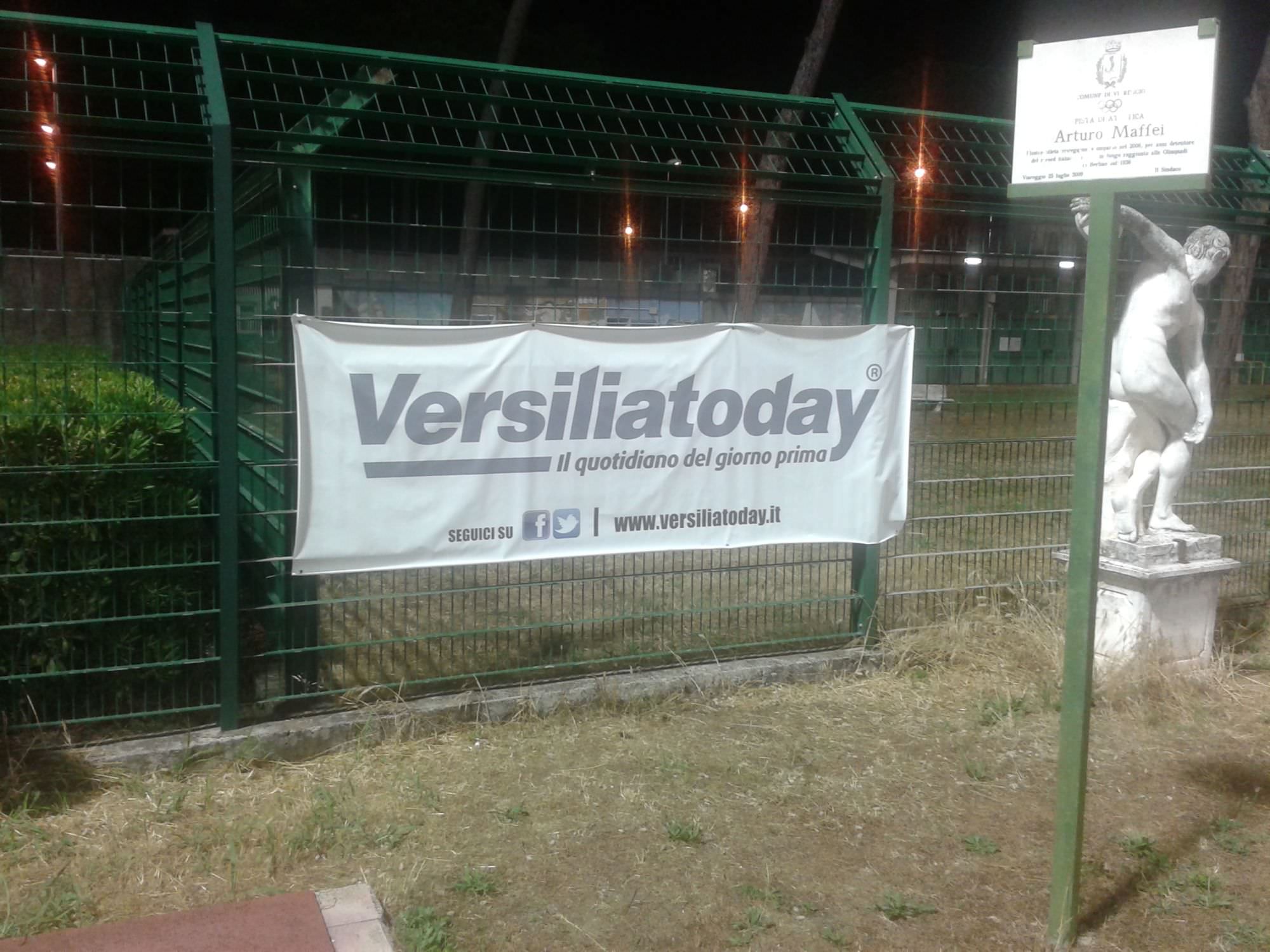 Lo striscione di VersiliaToday allo stadio “dei Pini” per la finale del Torneo dei Quartieri