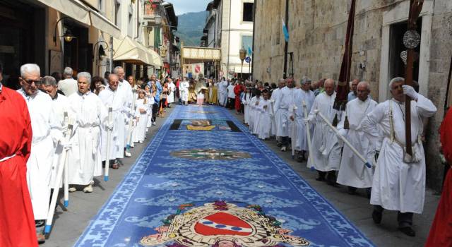 Successo a Camaiore per i tappeti di segatura. Le foto