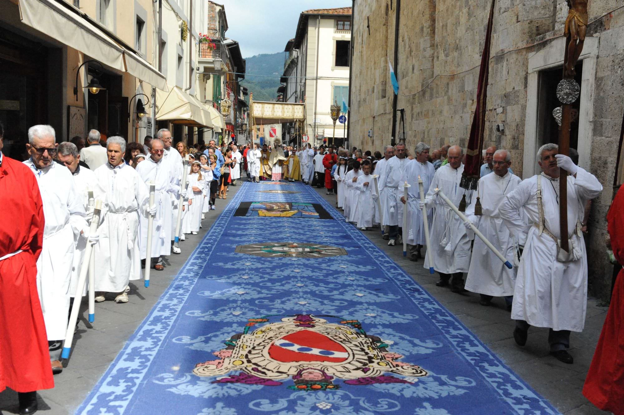 Successo a Camaiore per i tappeti di segatura. Le foto