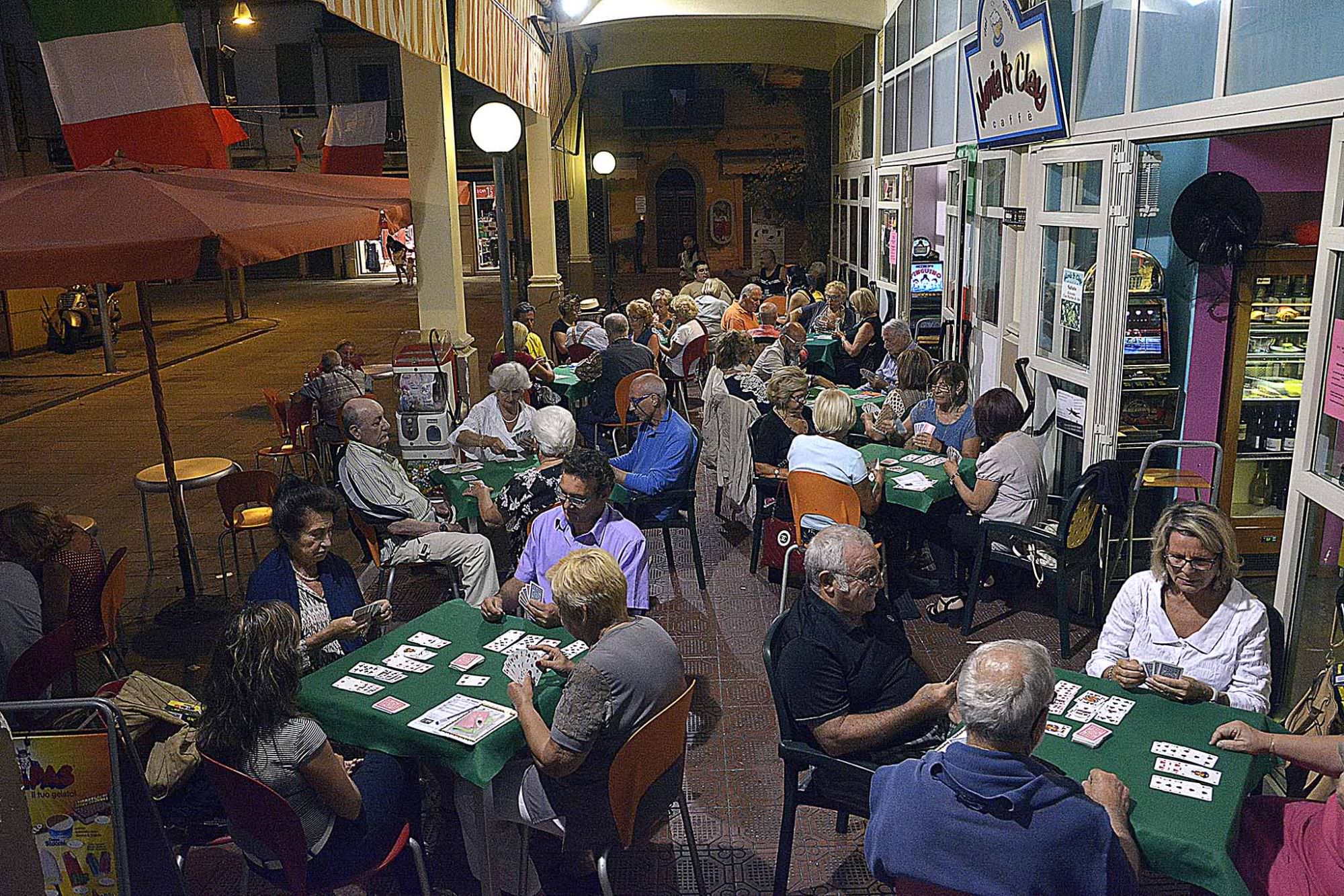 La domenica il Mercato si anima coi tornei di Burraco al bar “Monia e Clay”