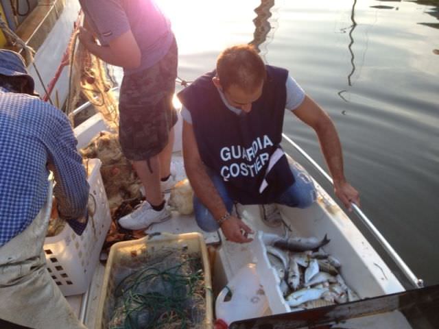 Pesca abusiva: la Guardia Costiera sequestra pesce, reti e barca (foto)
