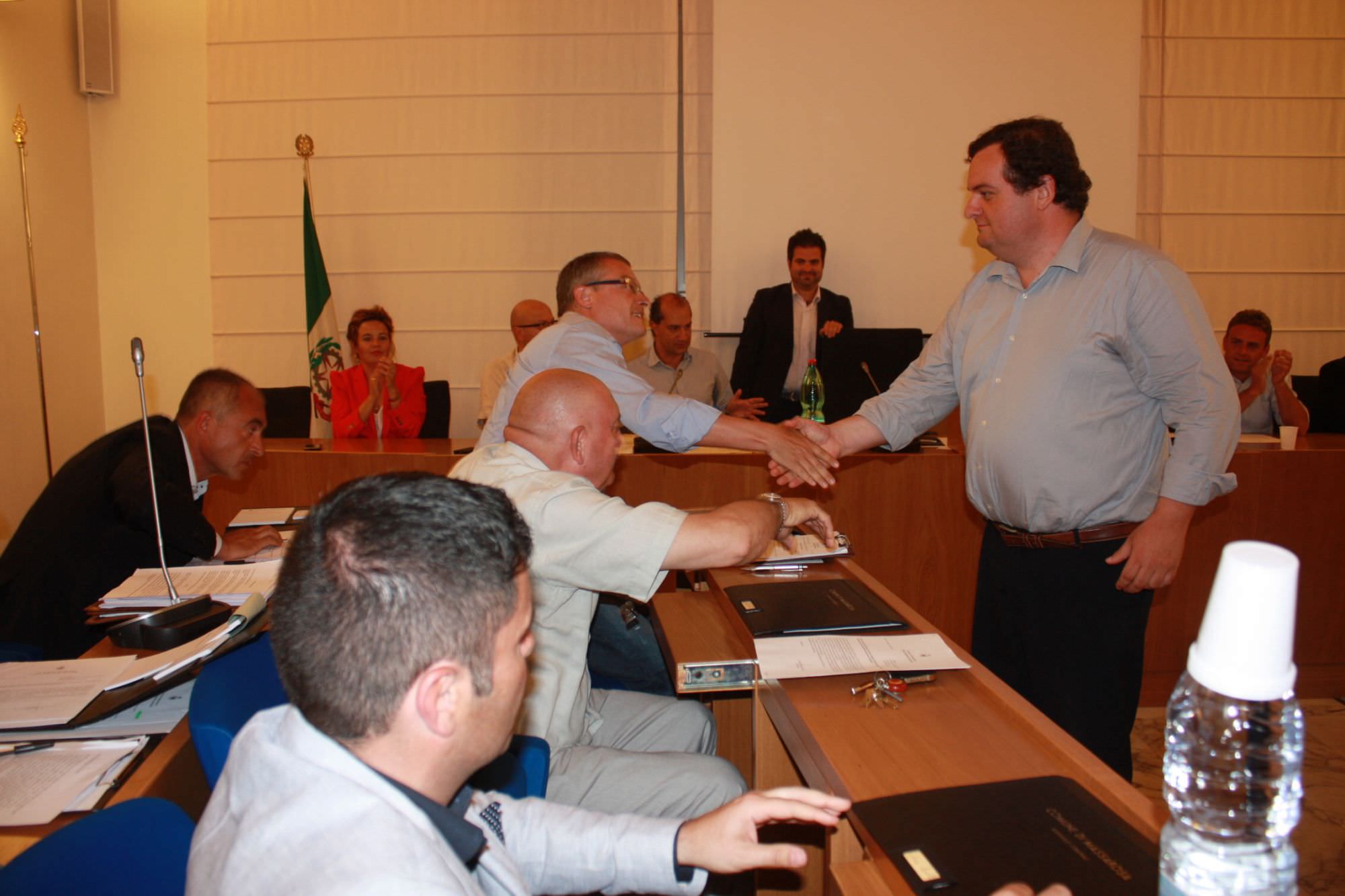 Nessuna sorpresa per la ‘prima’ del nuovo consiglio comunale di Massarosa (le foto)