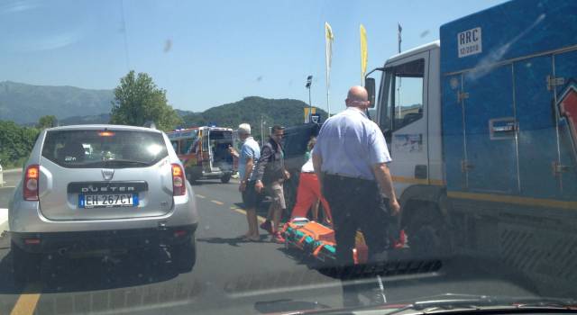 Incidente in via di Montramito, in ospedale una donna. Traffico in tilt