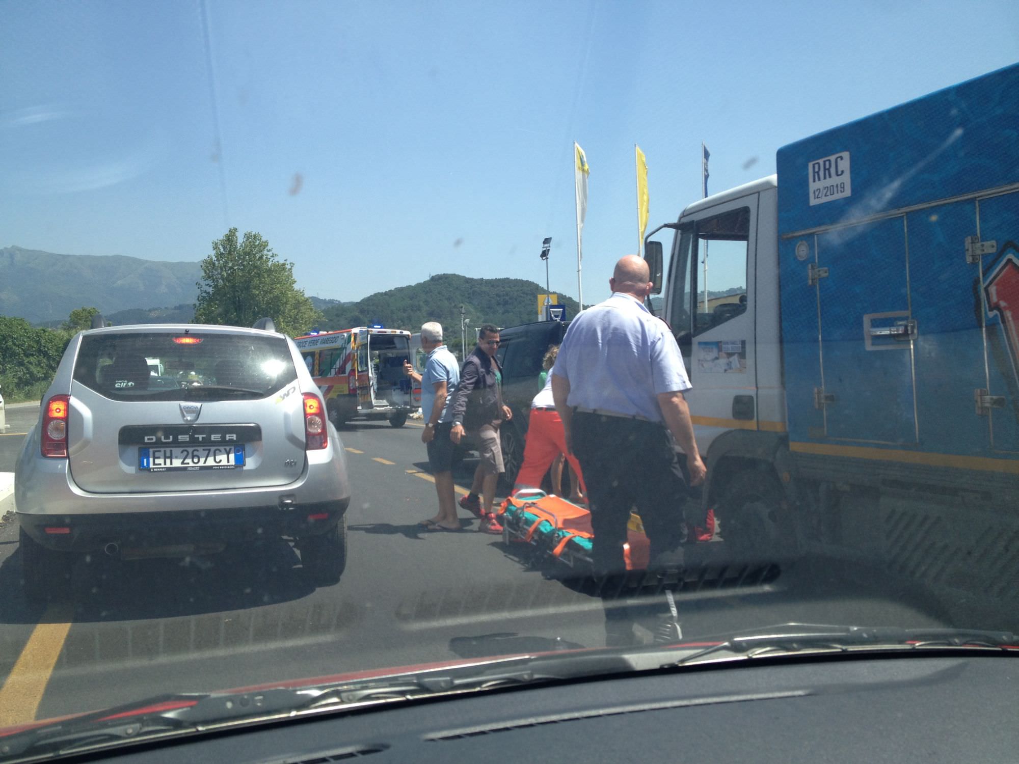 Incidente in via di Montramito, in ospedale una donna. Traffico in tilt