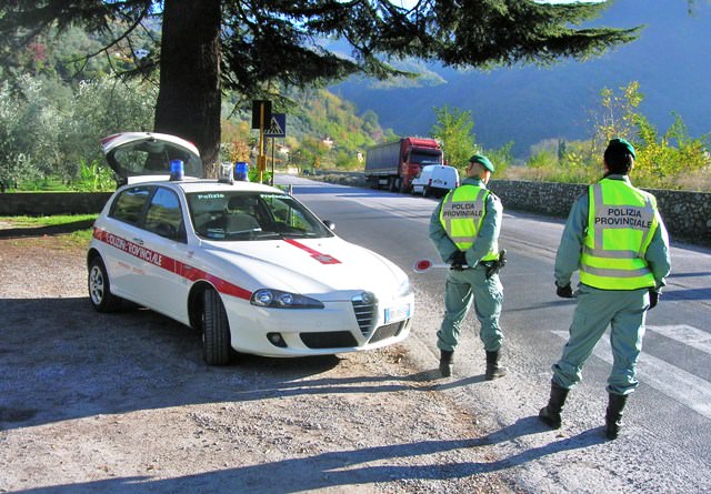 Selfie al volante: la polizia annuncia tolleranza zero sull’uso di cellulari alla guida