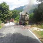 Distrutto dal fuoco un furgoncino Sea. Dati alle fiamme anche alcuni cassonetti 1 incendio camion sea