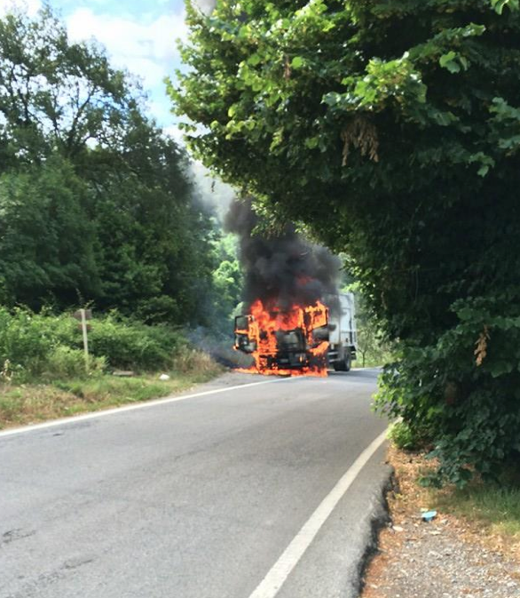 Distrutto un mezzo Sea: le foto dell’incendio