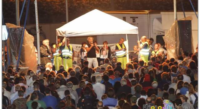Negozi chiusi per lutto e lungo corteo per il sesto anniversario della strage di Viareggio