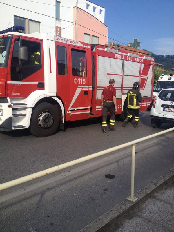 Cade pezzo di cornicione da un hotel a Marina di Pietrasanta